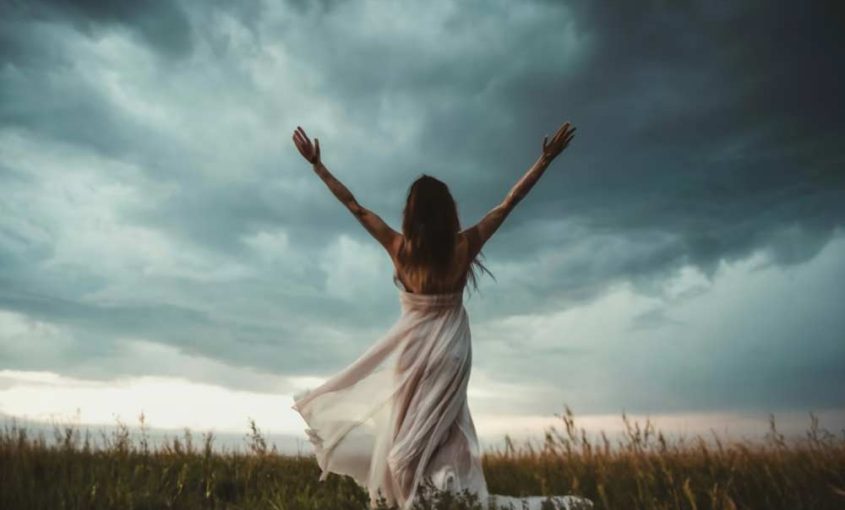 gökyüzü ile konuşan kadın